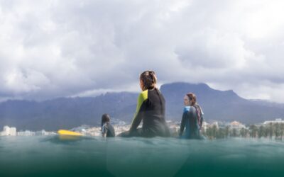Pokonywanie Fal: Podróż Początkującego w Surfingu
